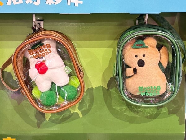 屈臣氏 DINOTAENG 曬太陽曬娃包 QUOKKA ＆ BOBO 款，加價購 NT$199，大容量設計，適合外出攜帶。
