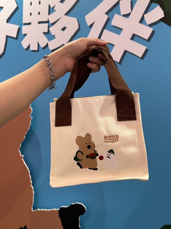 屈臣氏 x DINOTAENG 聯名款出門踏踏小提袋，NT$99，QUOKKA 與 BOBO 可愛圖案，方便攜帶外出小物
