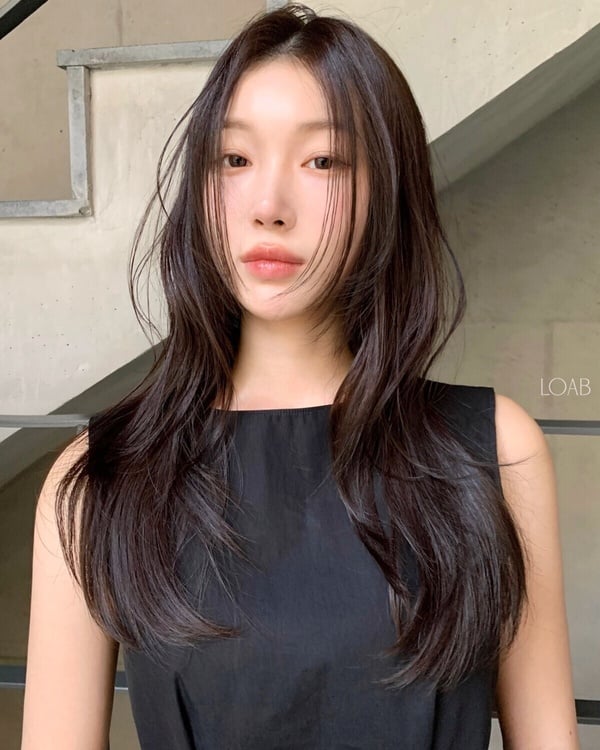 中長髮、長髮捲度不厚重技巧！片狀層次+柔弧線條感輕盈顯瘦，2025中長髮範本推薦