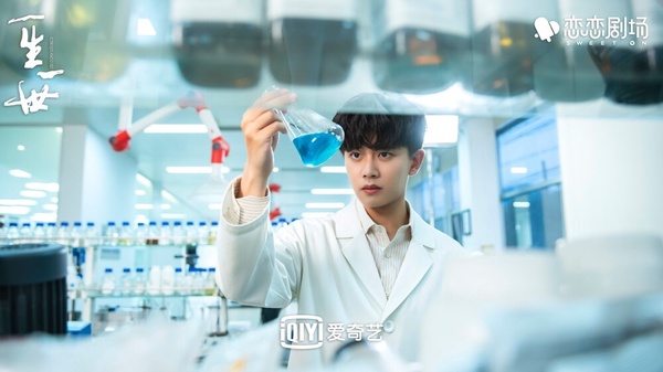 相較於《周生如故》裡虐到底的周生辰，《一生一世》裡的周生辰讓許多劇迷也都很難忘！他是個一心想搞科研的化學教授，雖然性格木訥內斂，但其實內心很溫柔