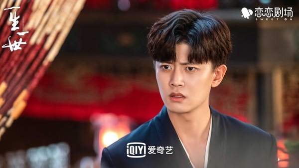 相較於《周生如故》裡虐到底的周生辰，《一生一世》裡的周生辰讓許多劇迷也都很難忘！他是個一心想搞科研的化學教授，雖然性格木訥內斂，但其實內心很溫柔