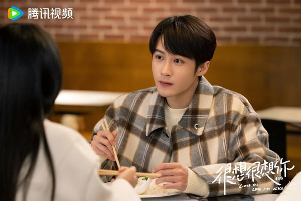 由檀健次飾演的《很想很想你》 莫青成，也是個迷人的甜寵劇男主，他的主業是外科醫生，副業是商業配音大神，外號錆青磁，擁有不少粉絲！