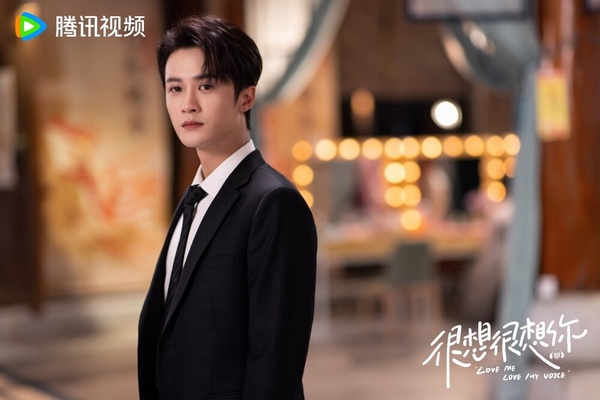 由檀健次飾演的《很想很想你》 莫青成，也是個迷人的甜寵劇男主，他的主業是外科醫生，副業是商業配音大神，外號錆青磁，擁有不少粉絲！