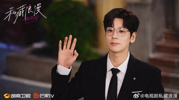魏哲鳴不只適合演霸總，演人夫也是充滿蘇感！他在《私藏浪漫》飾演的紀昱恆，從小到大都是學霸，長大後成為了銀行業的菁英，個性成熟穩重、細心體貼