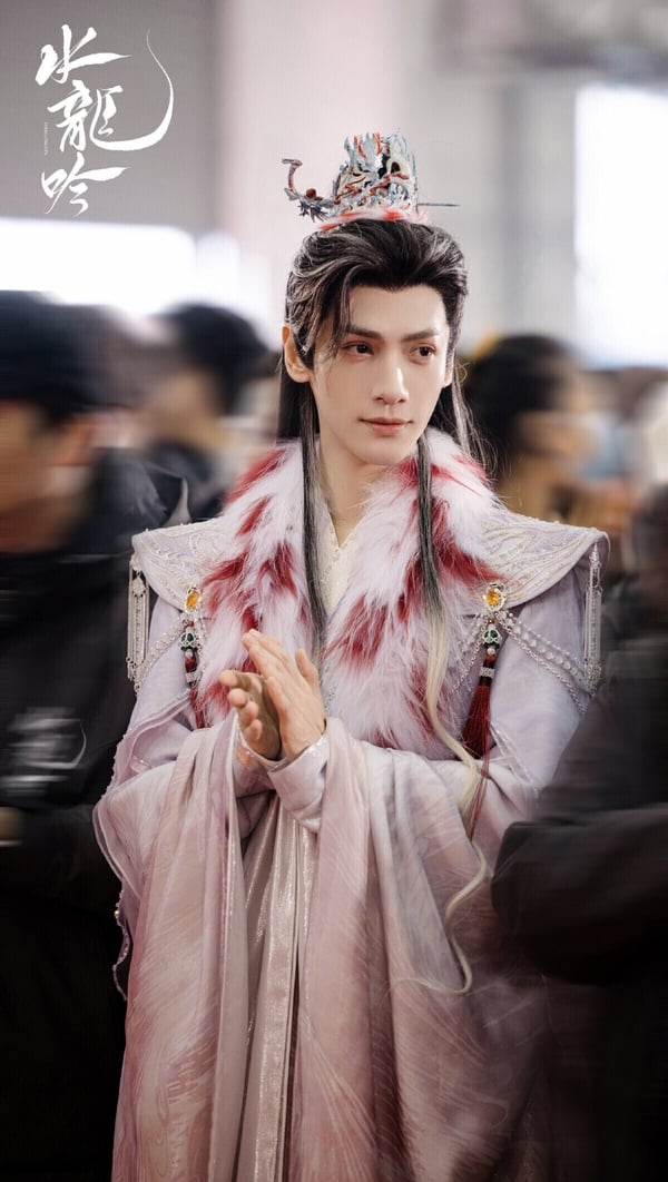 《水龍吟》陸透花絮照：羅雲熙飾演神秘高手唐儷辭，造型帥氣。