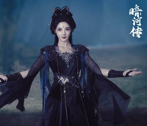 彭小苒在《暗河傳》中與龔俊搭檔，上演江湖兒女的愛恨情仇