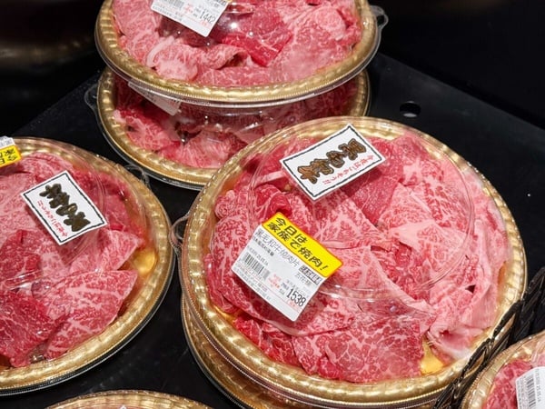 LOPIA超市販售的「黑毛和牛燒肉片」，盤中展示著油花分佈均勻的紅色肉片，適合燒烤或火鍋