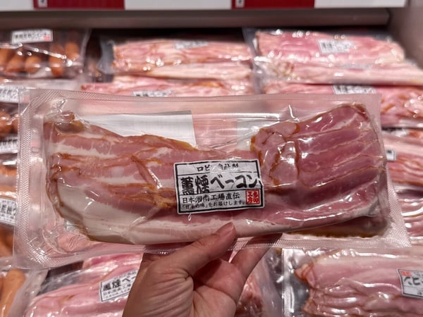 LOPIA精肉區推薦的「多田工坊培根薄切」，以保麗龍盤與保鮮膜包裝，適合早餐或各式料理。