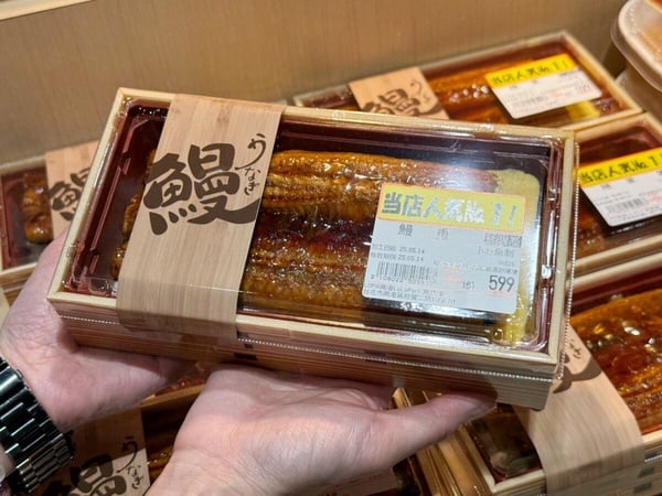 LOPIA超市熟食區人氣第一的「鰻重便當」，打開的餐盒中，白飯上鋪滿了厚實油亮的蒲燒鰻魚