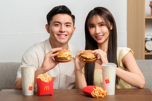 麥當勞辣味四盎司牛肉堡，使用頂級安格斯牛肉，搭配肯瓊醬和融化起司，帶來濃郁香辣的美味。
