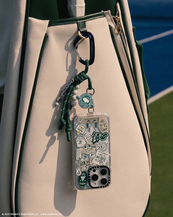 CASETiFY x SNOOPY 聯名系列，展示多款以鄉村運動為主題的手機殼吊飾。