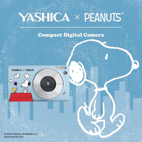 YASHICA x PEANUTS™ 聯名數位相機，藍色機身印有史努比圖案。