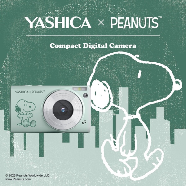 YASHICA x PEANUTS™ 聯名數位相機，綠色機身印有史努比圖案。