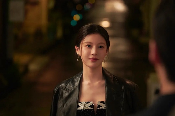  Netflix 新劇《這份愛可以翻譯嗎？》劇照，高允貞飾演頂流女演員車武熙