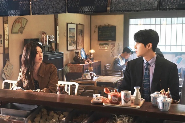 高允貞和金宣虎在Netflix新劇《這份愛可以翻譯嗎？》劇照，甜蜜氛圍令人期待