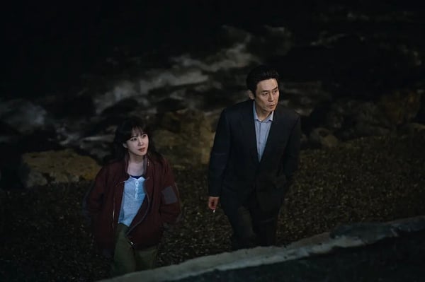 Disney+《狂醫魔徒》劇照，朴恩斌飾演的殺人魔醫生眼神銳利
