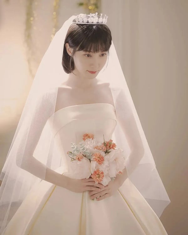 Netflix《非常律師禹英禑》劇照，朴恩斌飾演的禹英禑披上婚紗，露出靦腆微笑
