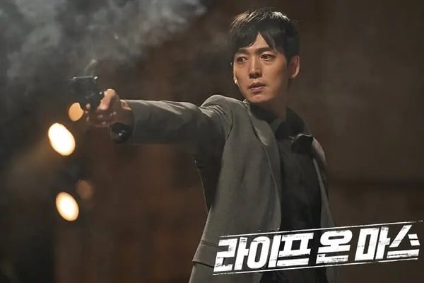 OCN《火星生活》劇照，鄭敬淏身穿復古警服，表情嚴肅