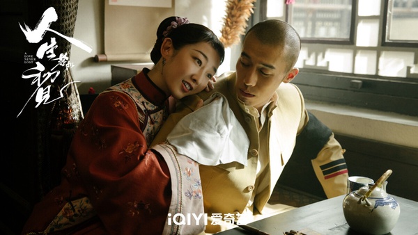 隨著《折腰》、《無憂渡》等積壓劇輪番上檔，李現被積壓許久的《人生若如初見》終於也播了，這部劇實在太一波三折了！《人生若如初見》原本是2021年的重點大劇之一，該劇的導演王偉曾執導過高評劇《隱秘而偉大》，功力很足。然而《人生若如初見》當初上檔又臨時撤檔，直到最近才又重新上線。
