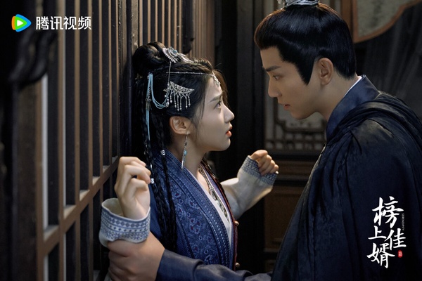 《榜上佳婿》是腹黑狀元vs.失憶千金的設定，第一集男女主角就因為誤會成婚、決裂，但後期有三角修羅場和追妻火葬場。《榜上佳婿》劇情其實有亮點，節奏也流暢，但這部劇卻播得很默默。兩位主演都不是收視號召力很高的演員，因此《榜上佳婿》討論度一直很低迷。