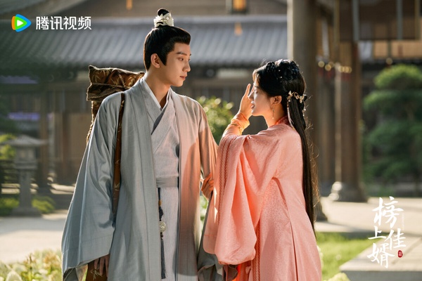 《榜上佳婿》是腹黑狀元vs.失憶千金的設定，第一集男女主角就因為誤會成婚、決裂，但後期有三角修羅場和追妻火葬場。《榜上佳婿》劇情其實有亮點，節奏也流暢，但這部劇卻播得很默默。兩位主演都不是收視號召力很高的演員，因此《榜上佳婿》討論度一直很低迷。