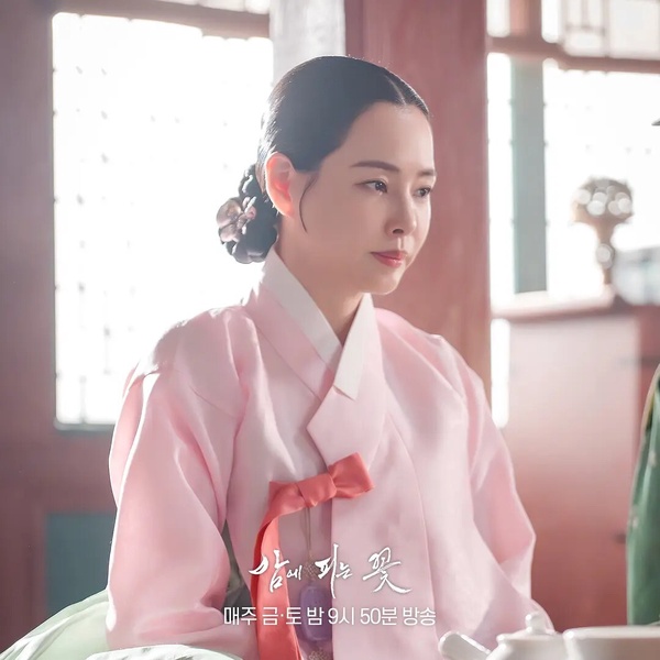 李荷妮在《夜晚盛開的花》中，飾演一位守節15年的寡婦。