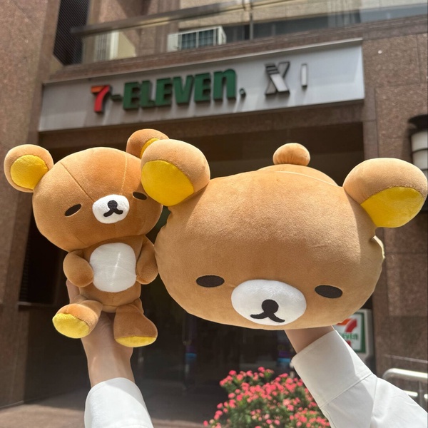 7-11 拉拉熊野餐露營系列 - 45cm 趴姿拉拉熊大公仔和瞇眼拉拉熊公仔，可愛療癒居家必備