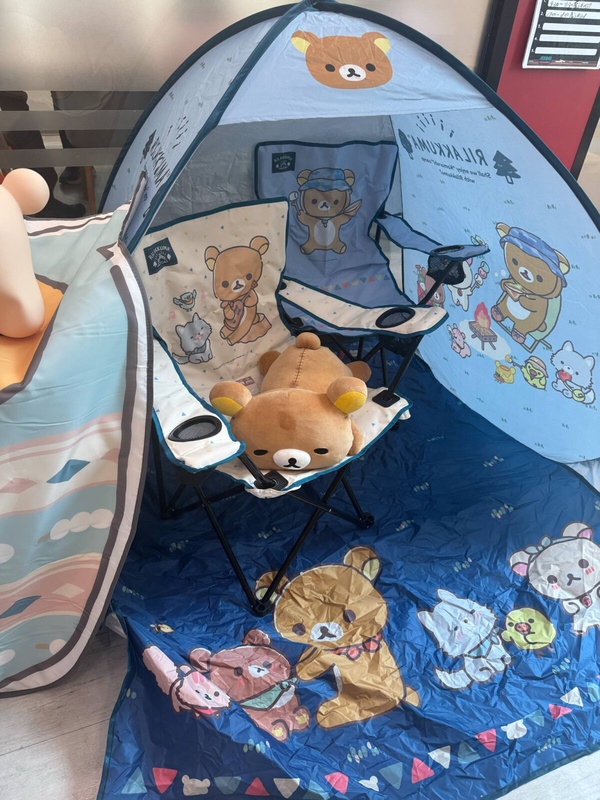  7-11 拉拉熊野餐露營系列 - 速開遮陽帳和單人摺疊椅，輕鬆打造舒適露營空間。