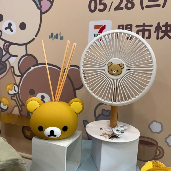 7-11 拉拉熊野餐露營系列 - 拉拉熊公仔香氛擴香瓶和氣氛燈充電風扇，增添居家生活情趣。
