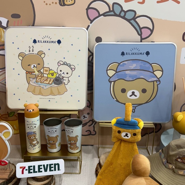 7-11 拉拉熊野餐露營系列 - 輕巧便攜的拉拉熊鋁合金摺疊桌，戶外露營野餐好幫手。