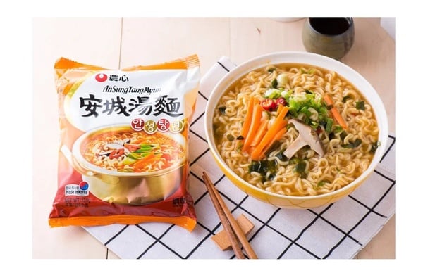 韓國必買泡麵農心安城湯麵，一碗盛裝著麵條與溫和湯頭的成品