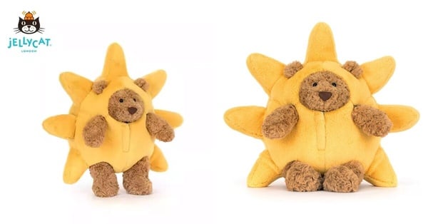 穿著黃色太陽裝的 Jellycat 巴賽羅熊絨毛娃娃，棕色毛絨，圓潤可愛