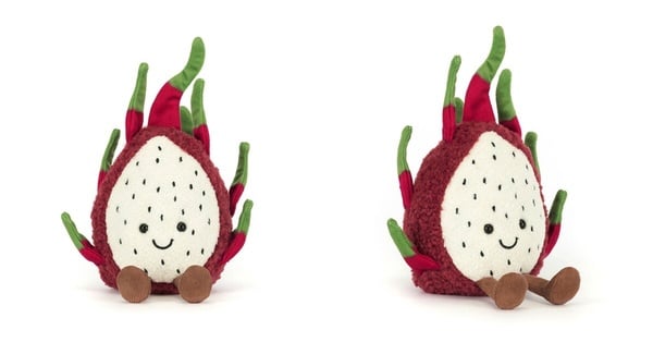 Jellycat 火龍果絨毛娃娃，紅色果皮、白色果肉，綠色火焰狀葉子，造型可愛。