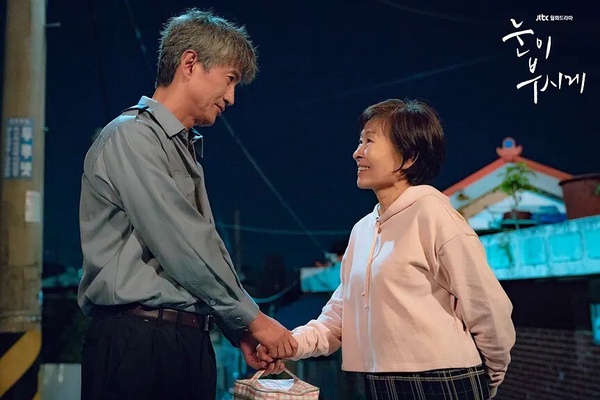 Netflix韓劇《如此耀眼》劇照，畫面唯美，配樂動人，演員演技精湛