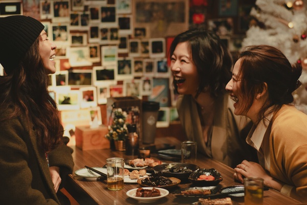Netflix台劇《忘了我記得》劇照 - 謝盈萱、周采詩、劉品言飾演閨蜜