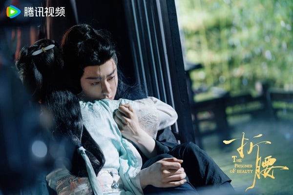 古裝劇《折腰》魏劭和小喬深情相擁