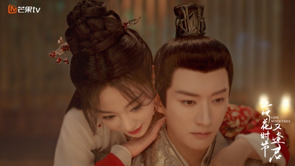 《落花時節又逢君》原本是劉學義和袁冰妍繼《琉璃》之後再合作，後來袁冰妍被封殺，找來胡意旋補拍。《落花時節又逢君》原著小說被讀者評為《三生三世十里桃花》後最好看的仙俠小說，如今換臉補拍後，劇情口碑一般。觀眾主要都在吐槽女主的選角不適合，或許是大家先入為主代入了袁冰妍的臉吧！
