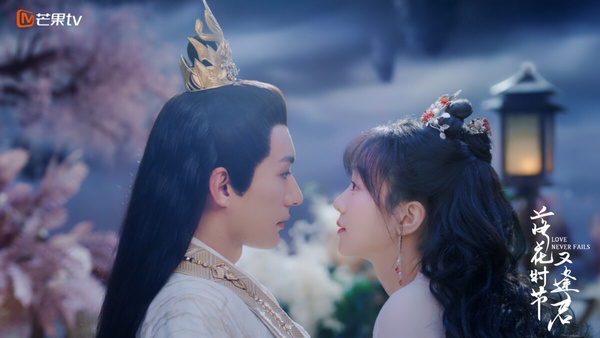《落花時節又逢君》原本是劉學義和袁冰妍繼《琉璃》之後再合作，後來袁冰妍被封殺，找來胡意旋補拍。《落花時節又逢君》原著小說被讀者評為《三生三世十里桃花》後最好看的仙俠小說，如今換臉補拍後，劇情口碑一般。觀眾主要都在吐槽女主的選角不適合，或許是大家先入為主代入了袁冰妍的臉吧！