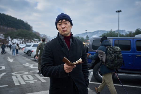 《血謎拼圖》劇照：孫錫久飾演犯罪側寫師，展現冷靜分析的專業形象。