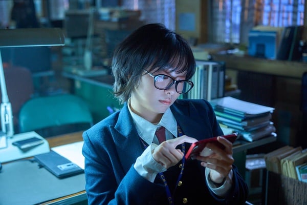 《血謎拼圖》劇照：金多美飾演重案組刑警，眼神銳利，追查真相不放棄。