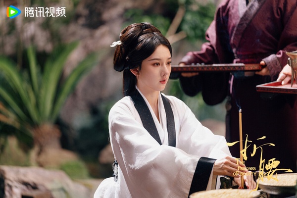 《折腰》是最近讓很多人追到停不下來的陸劇，亂世梟雄vs.絕世美人先婚後愛的故事，男女主角有家仇，前面男主各種不喜歡女主，後期徹底淪為妻奴，CP超級好嗑！《折腰》節奏快，第一集就緊緊抓住觀眾視線，真的值得追！