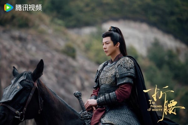 劉宇寧在《折腰》飾演的「魏劭」，他原是幽州二少主，不過在年少時，因為喬家背信的關係，導致他的父兄慘死在他面前，他只能一夕之間長大，扛下魏家主公的責任。