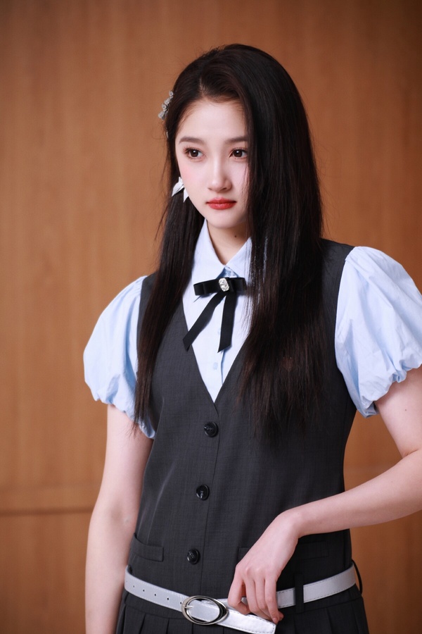 提起95後的美女，很少人會第一個想到關曉彤，但其實她也是一位美人啊！關曉彤長相甜美，很有少女感，但身高又有172公分，有雙逆天的大長腿，外型很搶眼。