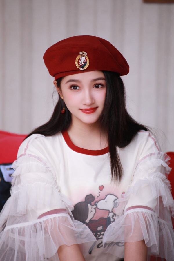提起95後的美女，很少人會第一個想到關曉彤，但其實她也是一位美人啊！關曉彤長相甜美，很有少女感，但身高又有172公分，有雙逆天的大長腿，外型很搶眼。