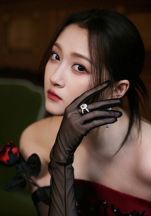 提起95後的美女，很少人會第一個想到關曉彤，但其實她也是一位美人啊！關曉彤長相甜美，很有少女感，但身高又有172公分，有雙逆天的大長腿，外型很搶眼。