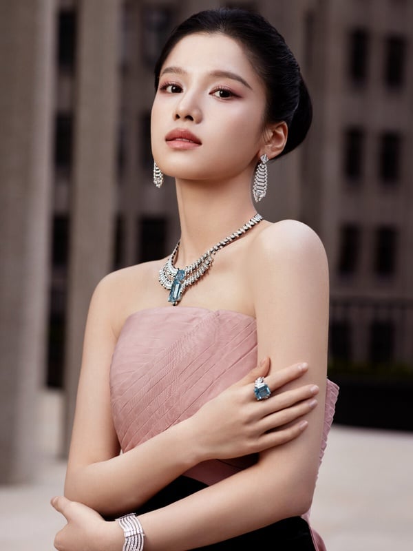 張婧儀是近年崛起的95後女星，張婧儀屬於很有韻味的長相，明豔又大氣，而且自帶文藝感。最近張婧儀和肖戰合作了《藏海傳》，飾演女主角香暗荼。其實比起古裝劇，張婧儀被認為比較適合時裝劇，先前主演青春劇《點燃我，溫暖你》、《風犬少女的天空》顏值都是被誇的。