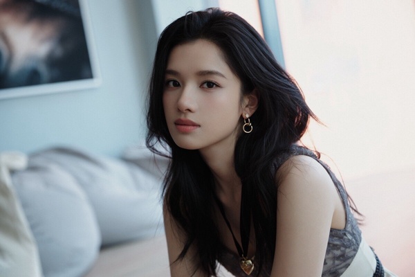 張婧儀是近年崛起的95後女星，張婧儀屬於很有韻味的長相，明豔又大氣，而且自帶文藝感。最近張婧儀和肖戰合作了《藏海傳》，飾演女主角香暗荼。其實比起古裝劇，張婧儀被認為比較適合時裝劇，先前主演青春劇《點燃我，溫暖你》、《風犬少女的天空》顏值都是被誇的。