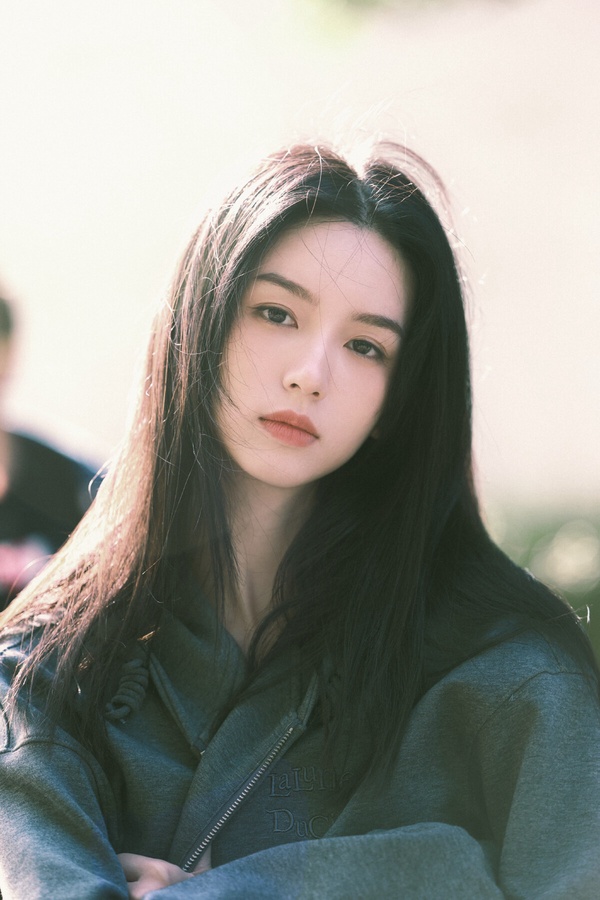 周也一直都是95後公認的高顏值美女，只要評選顏值相關的榜單，周也幾乎都會打進前三。周也是公認的淡顏系美女，五官勻稱，骨相極佳，沒有特別搶眼的部位，但組在一起就是好看。而且周也的氣質可甜可冷，不笑時是清冷美人，笑起來又明媚甜美。