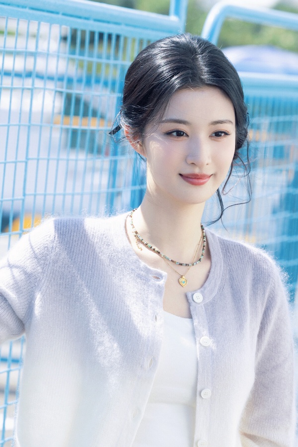 王楚然自《清平樂》後，就成為古裝扮相很受認可的新生代小花，她的古裝和時裝都很美呢！不只《清平樂》那種華麗貴妃的扮相，《柳舟記》清淡的夫人造型、《慶餘年》的花魁造型，每一種風格都好看！