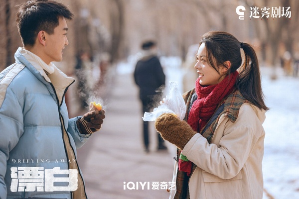 《漂白》是上半年衝出超高熱度的懸疑刑偵劇，真實事件改編，以一起慘絕人寰的分屍案展開。《漂白》劇情非常「重口味」，殺人案細節拍得很真實，也意外出圈。不過《漂白》戲外爭議很大，例如「肉聯廠F4」等宣傳詞被認為美化殺人魔，被網友砲轟無視受害者家屬心情，但劇情是真的挺引人入勝。